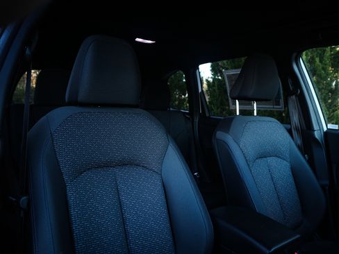 Used 2025 Subaru Forester Premium image 33