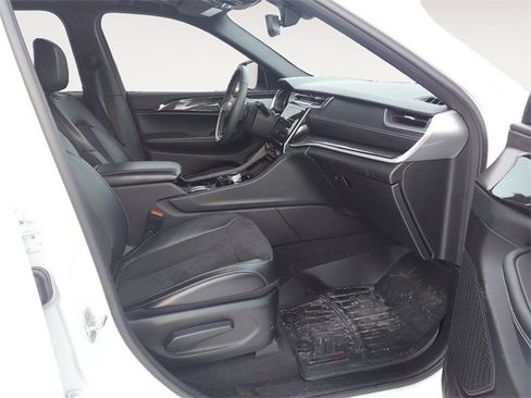 Used 2023 Jeep Grand Cherokee Altitude image 15