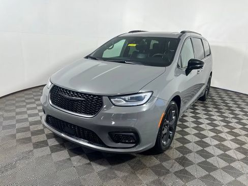 Certified 2025 Chrysler Pacifica Limited FWD image 3