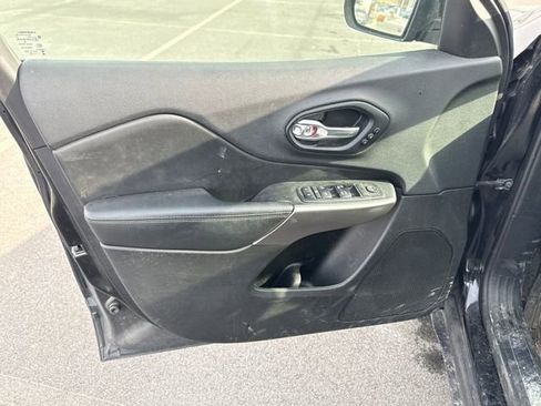 Used 2019 Jeep Cherokee Limited image 20