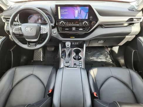 Used 2023 Toyota Highlander L image 11