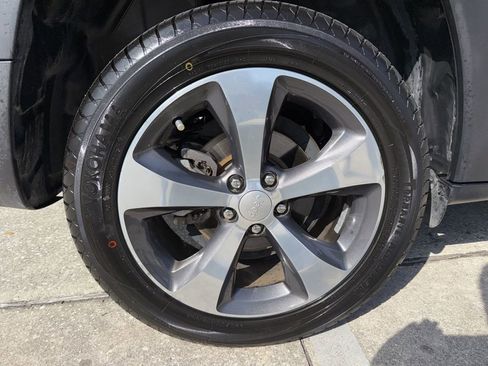 Used 2019 Jeep Cherokee Limited image 37
