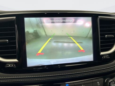 Used 2024 Chrysler Pacifica Limited FWD image 16