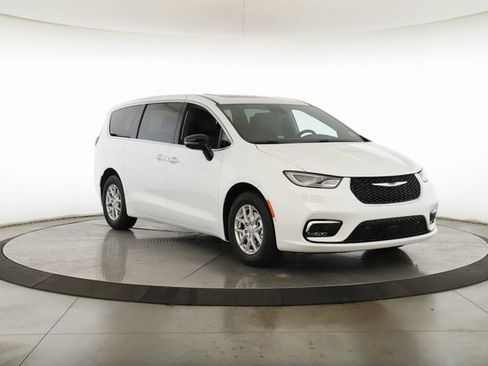 New 2026 Chrysler Pacifica Select image 2