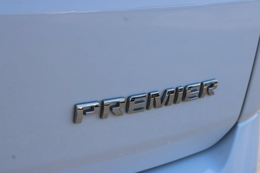 Used 2023 Chevrolet Traverse Premier FWD image 16