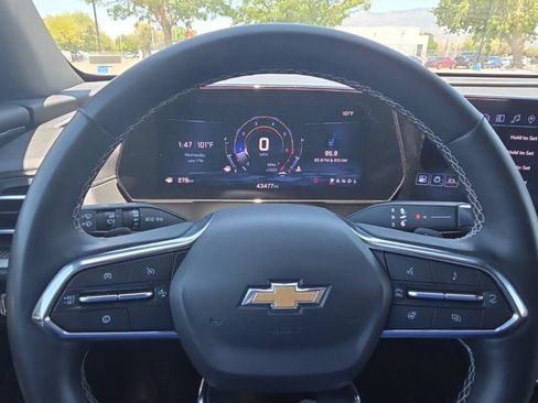 Used 2025 Chevrolet Traverse LT FWD image 16