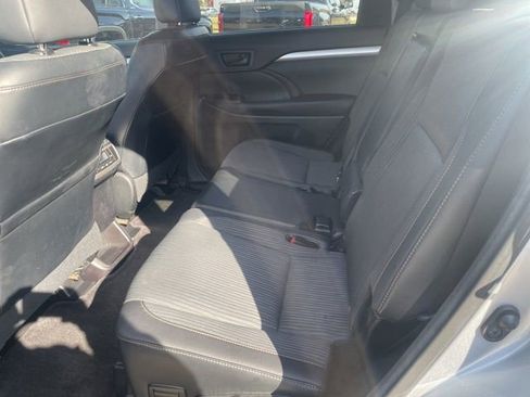 Used 2015 Toyota Highlander LE image 12