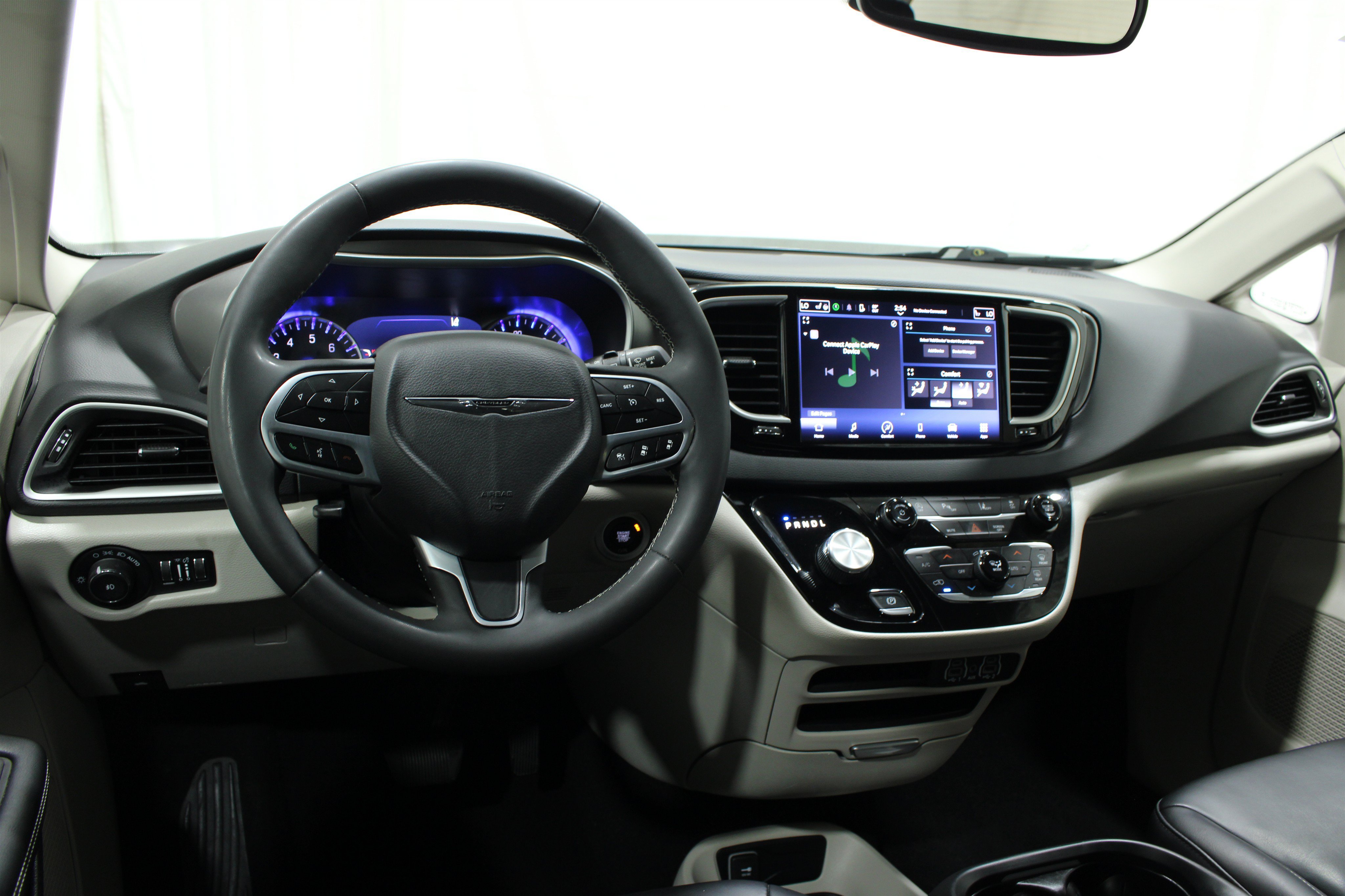 Used 2023 Chrysler Pacifica Touring-L FWD image 2