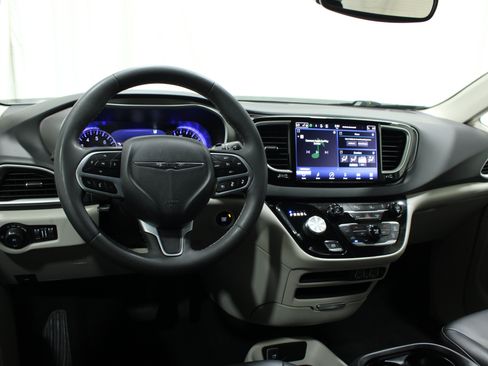 Used 2023 Chrysler Pacifica Touring-L FWD image 2