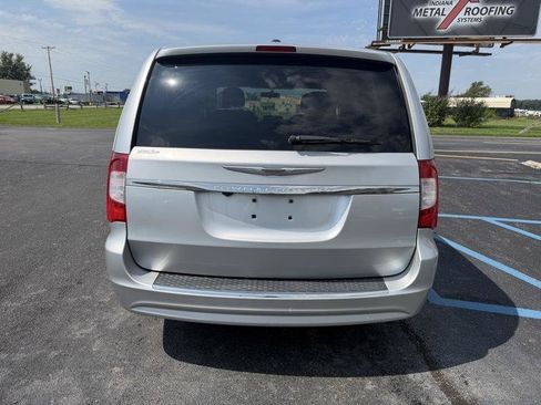 Used 2011 Chrysler Town & Country Touring FWD image 10