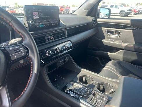 Used 2025 Honda Pilot TrailSport image 11