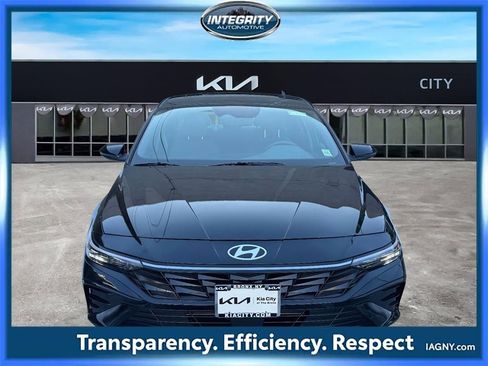 Used 2025 Hyundai Elantra SEL image 2