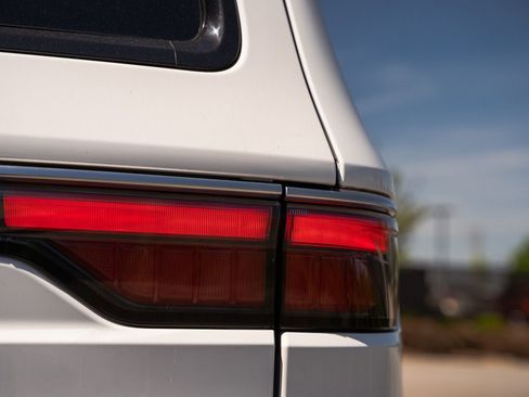 Used 2023 Jeep Wagoneer L Series II RWD image 16
