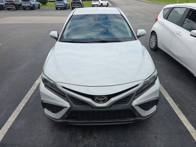 Used 2022 Toyota Camry SE FWD image 2