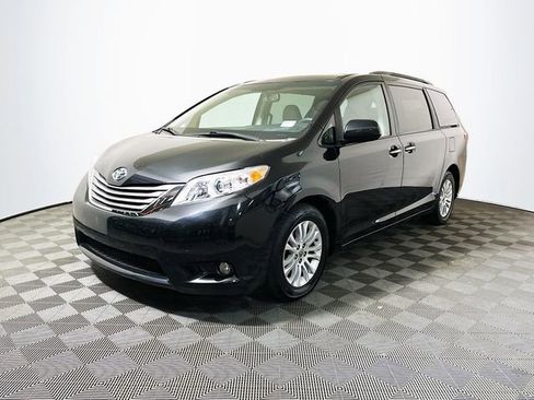 Used 2017 Toyota Sienna XLE w/ XLE Navigation Package image 4