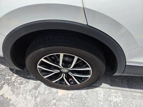Certified 2021 Volkswagen Tiguan SE w/ Panoramic Sunroof Package FWD image 6