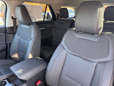 New 2026 Ford Explorer Active w/ Active Comfort Package image 7