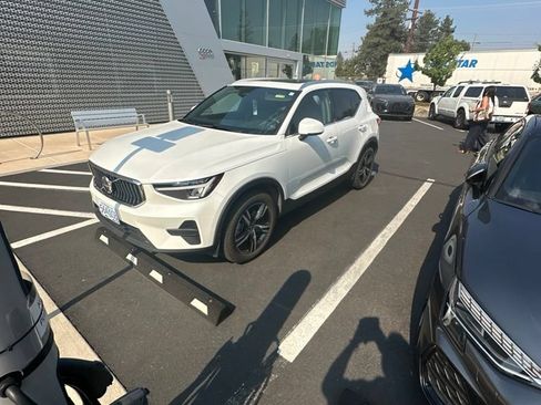 Used 2025 Volvo XC40 B5 Core AWD/4WD image 1
