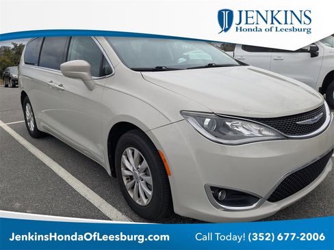 Used 2019 Chrysler Pacifica Touring Plus image 1