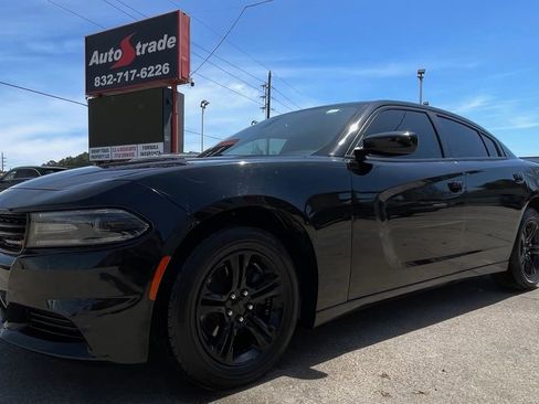 Used 2019 Dodge Charger SXT w/ Leather Interior Group image 3
