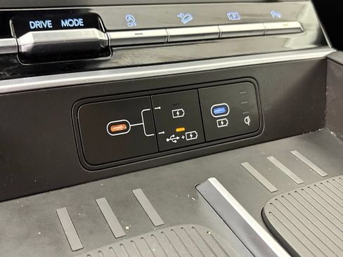 Used 2025 Hyundai Santa Fe SEL FWD image 30