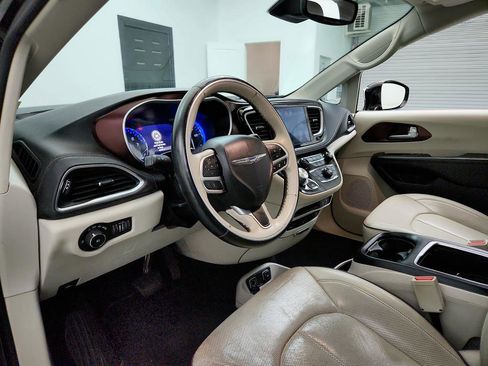 Used 2018 Chrysler Pacifica Limited image 13