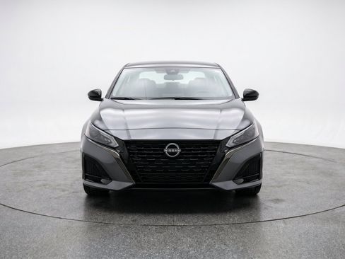 Used 2025 Nissan Altima 2.5 SV FWD image 2