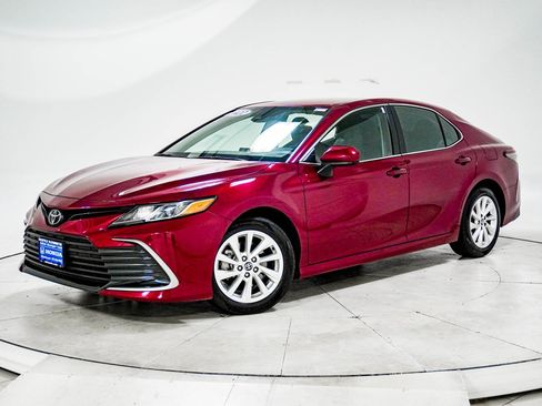 Used 2022 Toyota Camry LE image 1