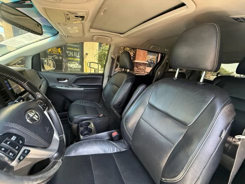 Used 2016 Toyota Sienna SE w/ SE Preferred Package FWD image 13
