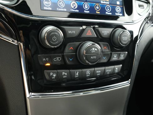 Used 2020 Jeep Grand Cherokee Overland AWD/4WD image 20