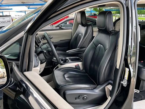 Used 2022 Chrysler Pacifica Touring-L FWD image 8