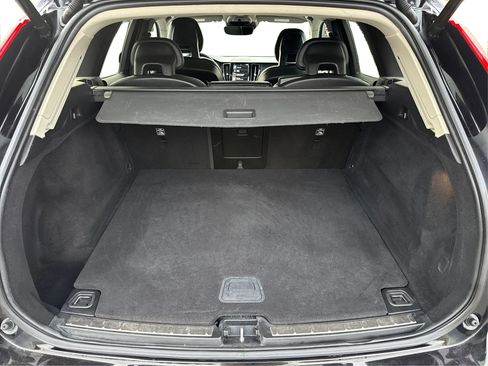 Used 2018 Volvo XC60 T5 Momentum w/ Vision Package image 13