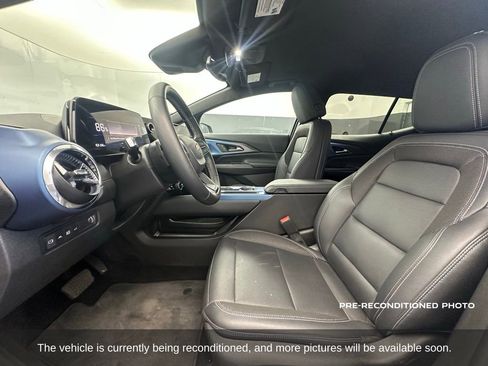 Used 2025 Chevrolet Equinox EV LT w/ Convenience Package image 11