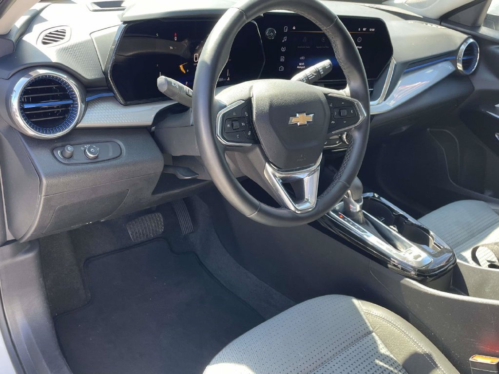 Used 2025 Chevrolet Trax LT w/ LT Convenience Package FWD image 16