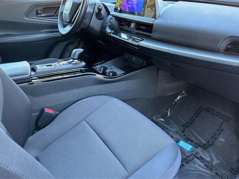 Used 2023 Toyota Prius LE image 18