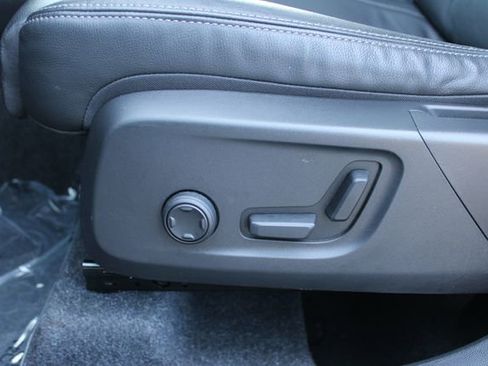 Used 2025 Volvo XC40 B5 Core image 14