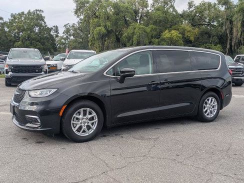 Used 2023 Chrysler Pacifica Touring-L FWD image 8