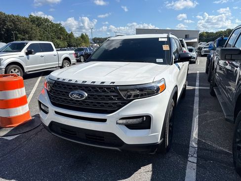 Used 2023 Ford Explorer XLT w/ Equipment Group 202A AWD/4WD image 6
