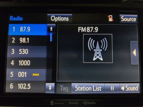 Used 2019 Toyota Highlander SE FWD image 25