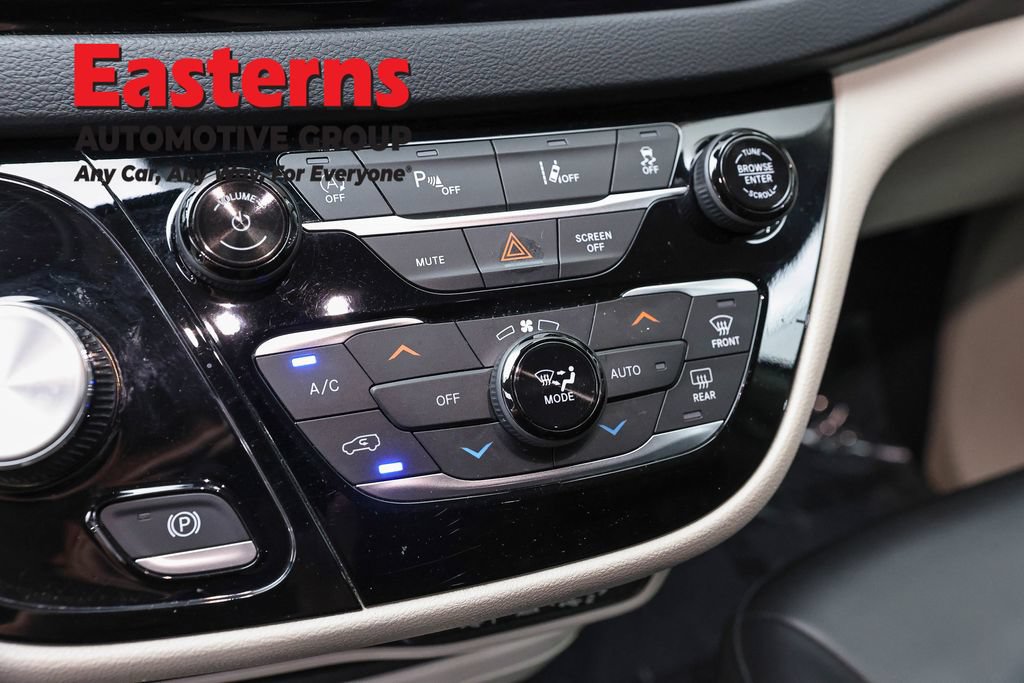 Used 2023 Chrysler Pacifica Touring-L FWD image 21