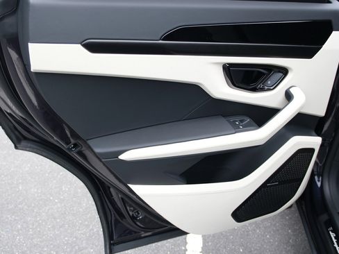 Used 2025 Lamborghini Urus SE image 44