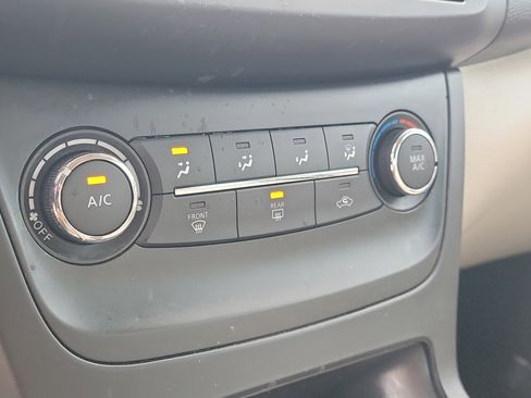 Used 2016 Nissan Sentra S image 27