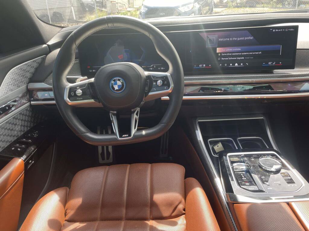 Used 2023 BMW i7 xDrive60 AWD/4WD image 40