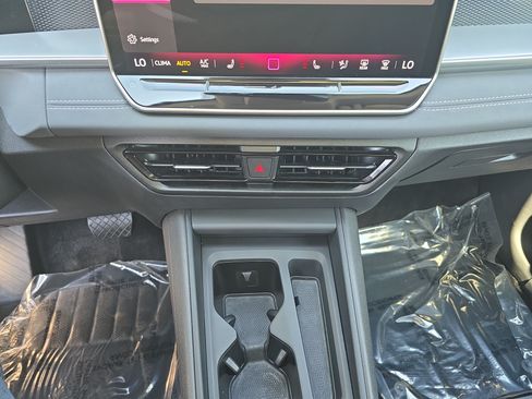 Certified 2025 Volkswagen Tiguan SE AWD/4WD image 25