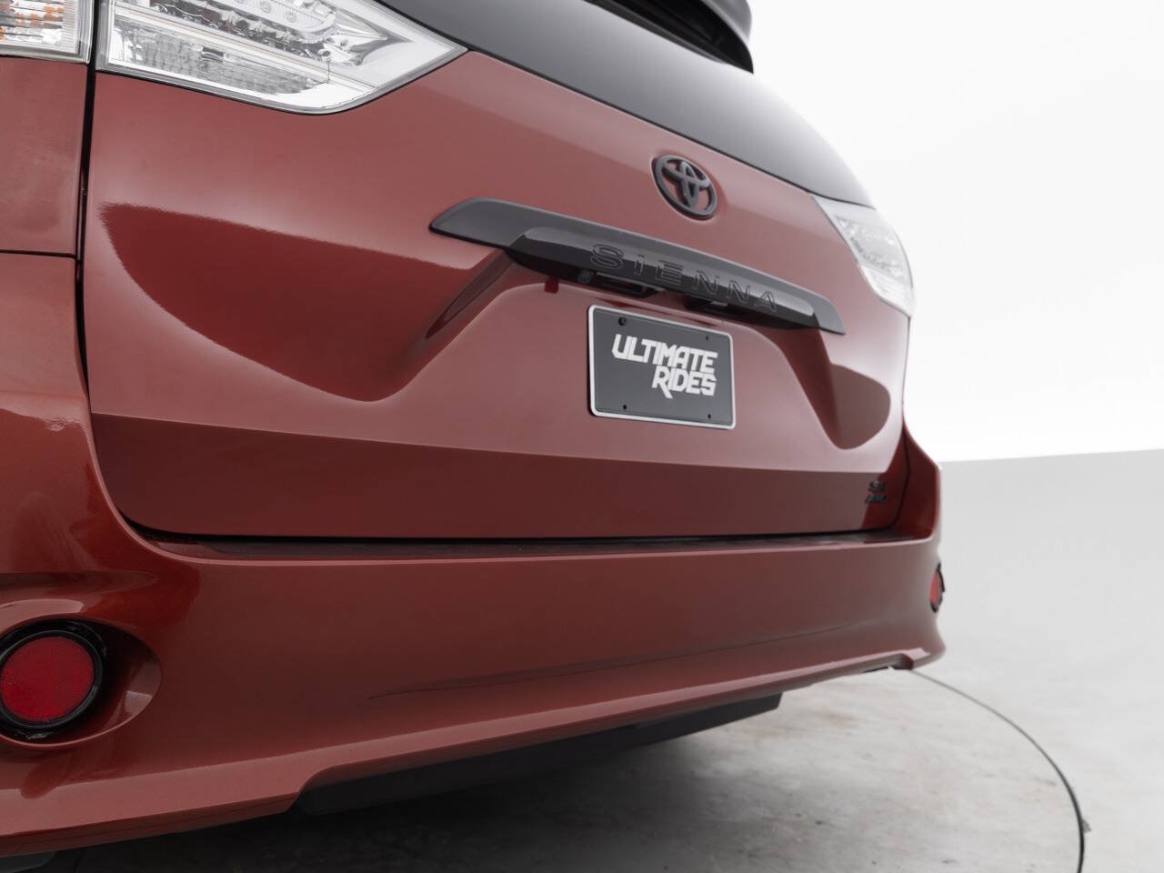 Used 2020 Toyota Sienna SE w/ Nightshade Edition AWD/4WD image 16