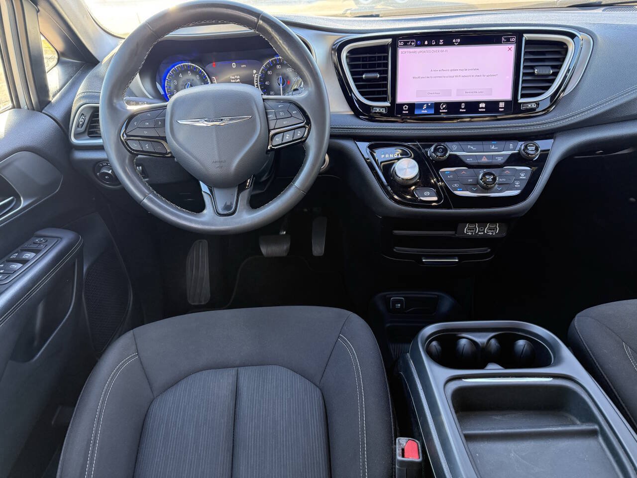 Used 2023 Chrysler Pacifica Touring FWD image 7