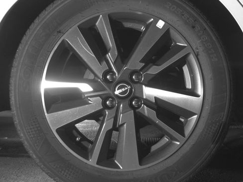 Used 2025 Nissan Versa SV image 15