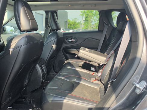 Used 2022 Jeep Cherokee Trailhawk w/ Sun & Sound Group AWD/4WD image 10