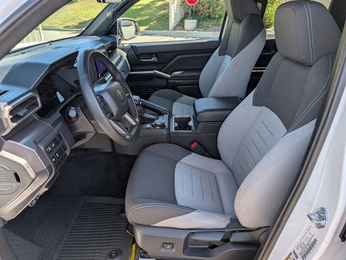 Used 2025 Toyota Tacoma 4x4 Double Cab image 2