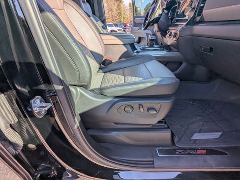 Used 2022 Chevrolet Silverado 1500 ZR2 w/ Technology Package image 15